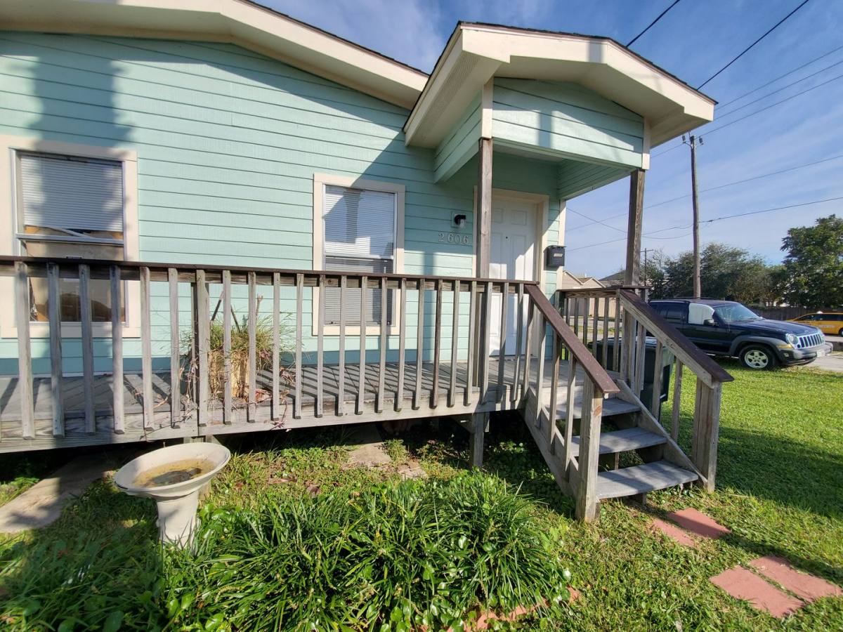 Apartment for rent at 2606 Ave L, Galveston, TX 77550