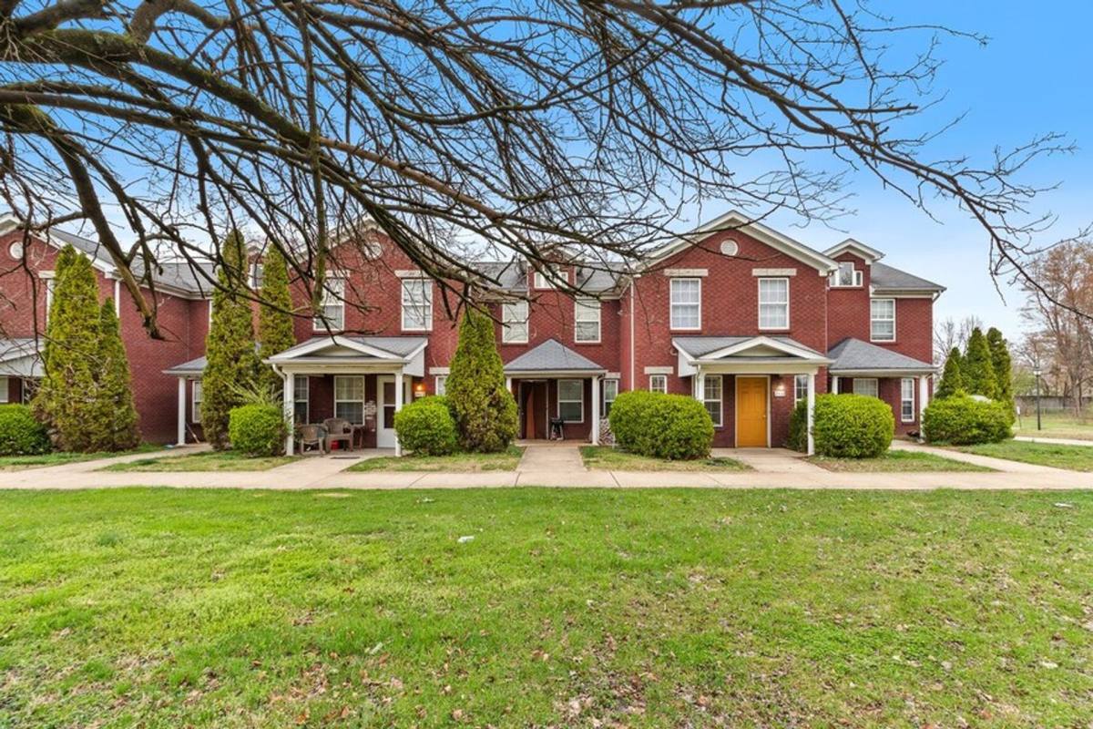 Apartment for rent at 3700 Georgetown Place, Louisville, KY 40215