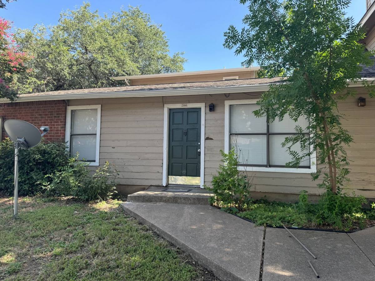 Apartment for rent at 2166 Knoll Crest Dr, Arlington, TX 76014