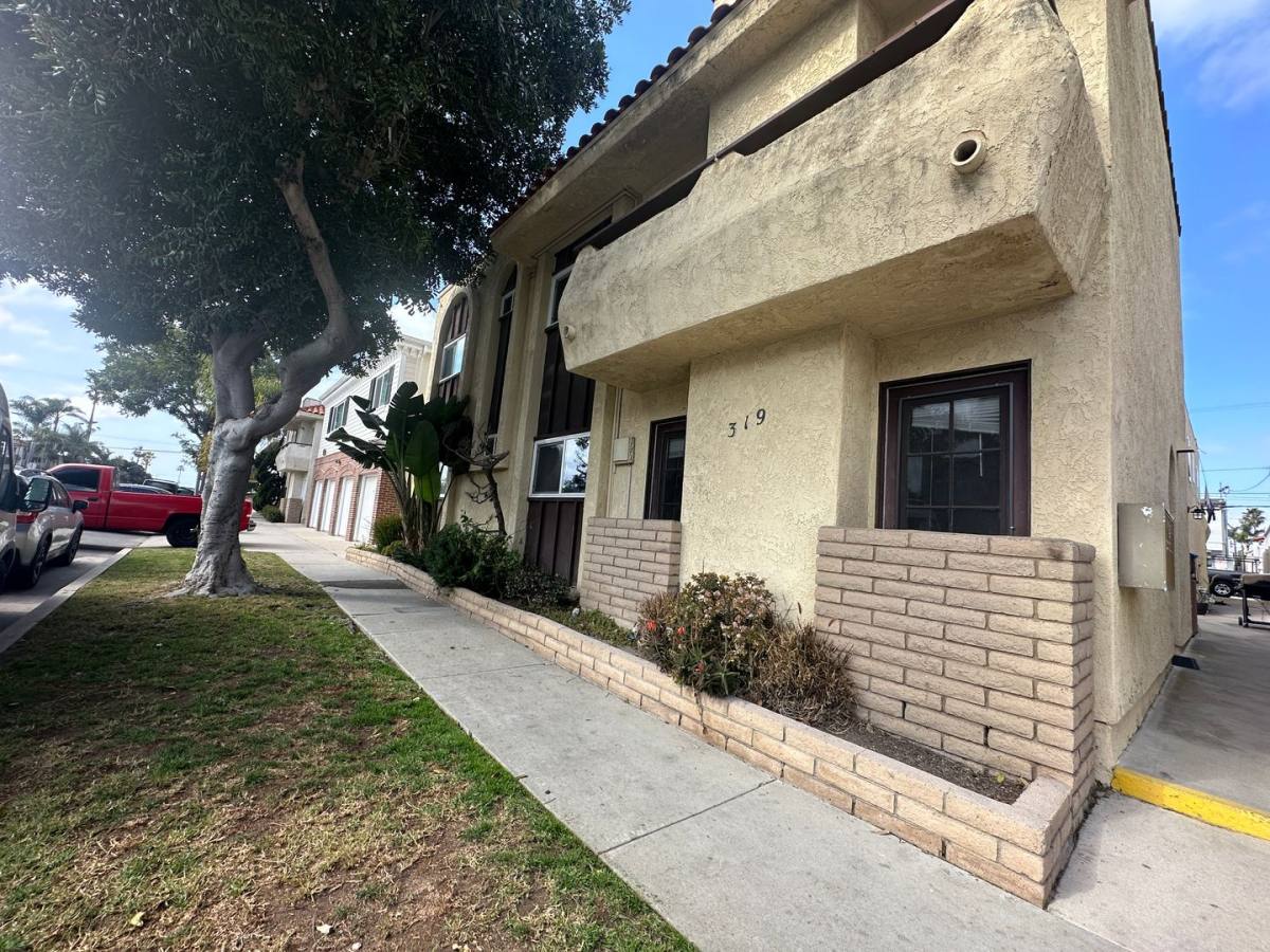 Apartment for rent at 319 15th St, Huntington Beach, CA 92648