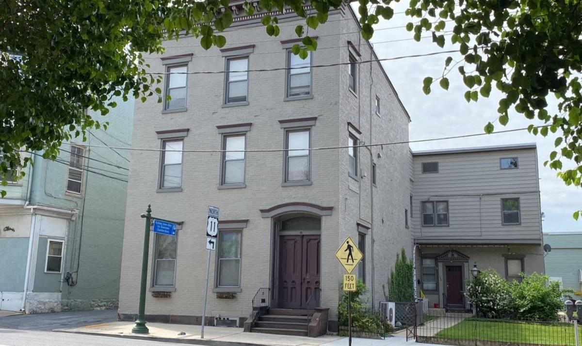 Apartment for rent at 136 E Queen St, Chambersburg, PA 17201