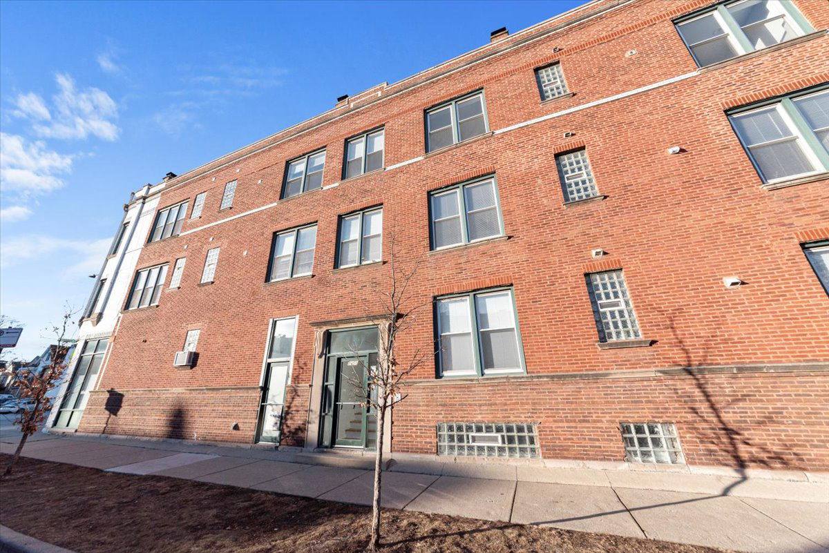 Apartment for rent at 2350 W Charleston St #3R, Chicago, IL 60647