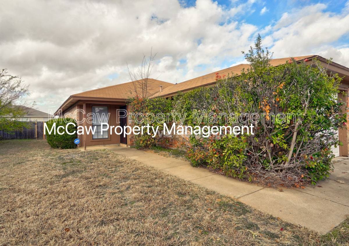 Townhouse for rent at 6710 S Creek Dr, Fort Worth, TX 76133