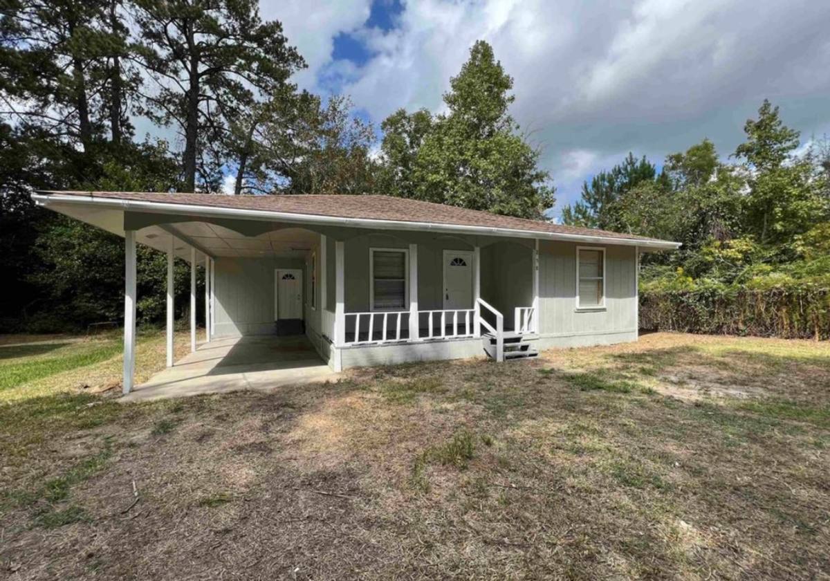 House for rent at 258 S 18th St, Silsbee, TX 77656