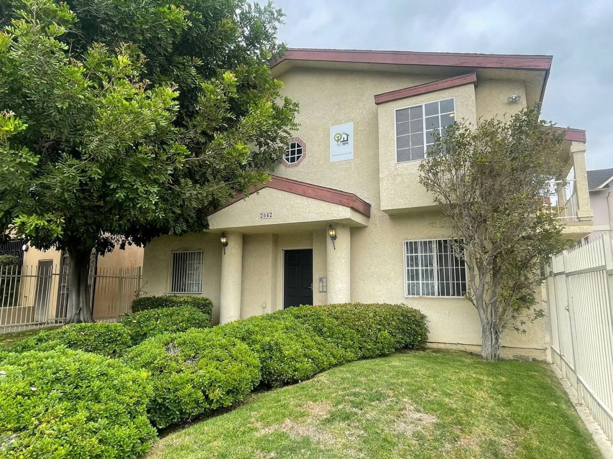 Apartment for rent at 2642 Ellendale Place, Los Angeles, CA 90007