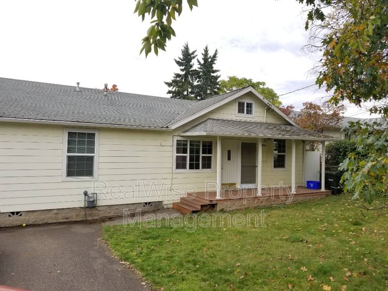 House for rent at 1437 NW Grove St, Roseburg, OR 97471