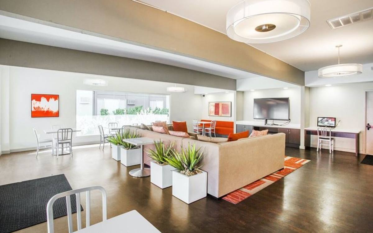 Apartment for rent at 21315 Roscoe Blvd, Canoga Park, CA 91304