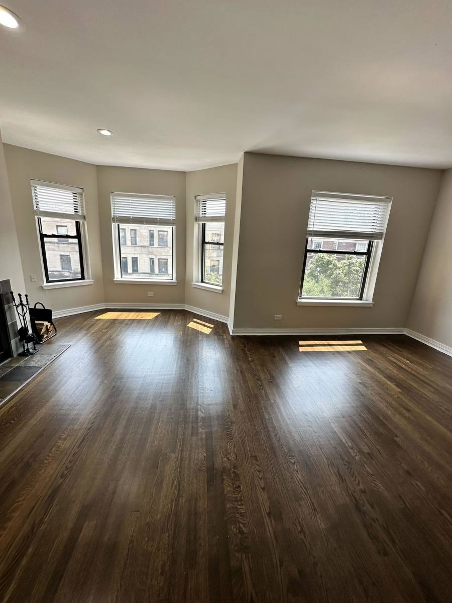 Apartment for rent at 920 W Belle Plaine Ave, Chicago, IL 60613