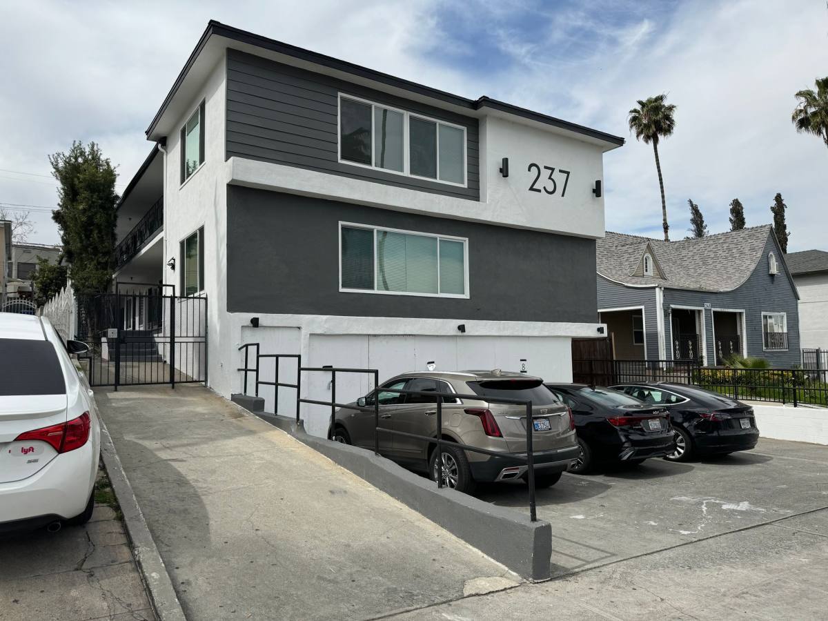 Apartment for rent at 237 N Catalina St, Los Angeles, CA 90004