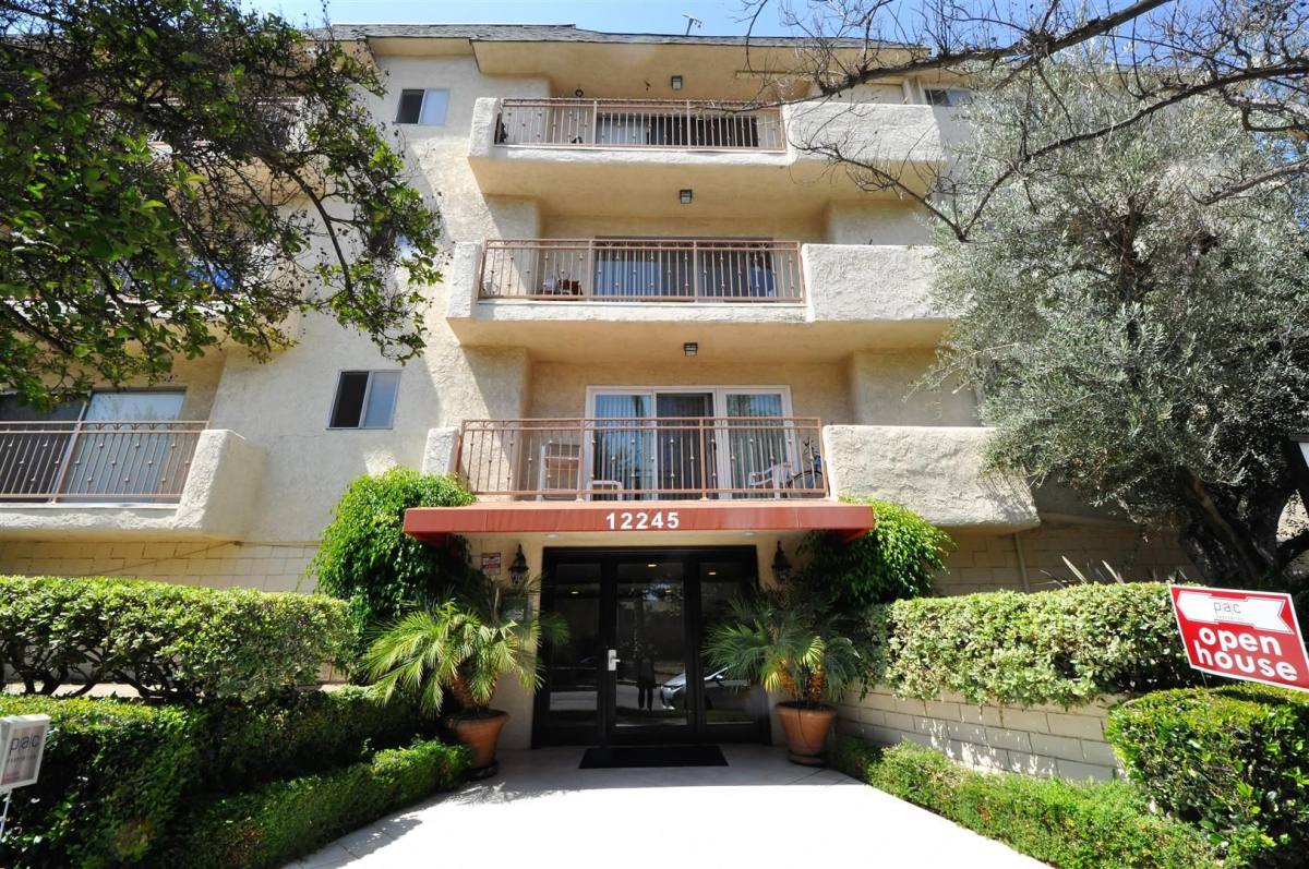 Apartment for rent at 12245 Chandler Blvd, Valley Village, CA 91607