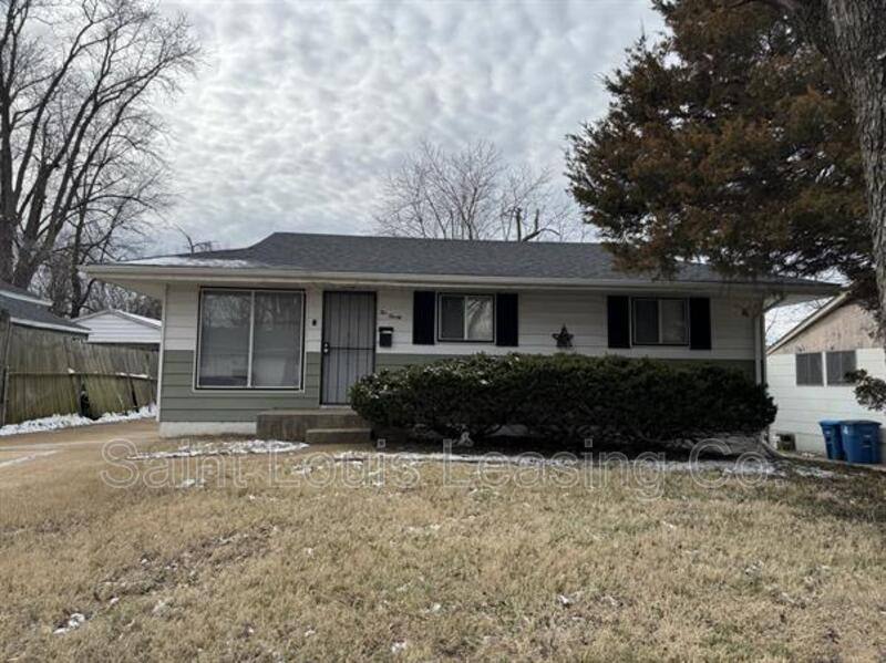 House for rent at 220 Dundee Circle, Saint Louis, MO 63137