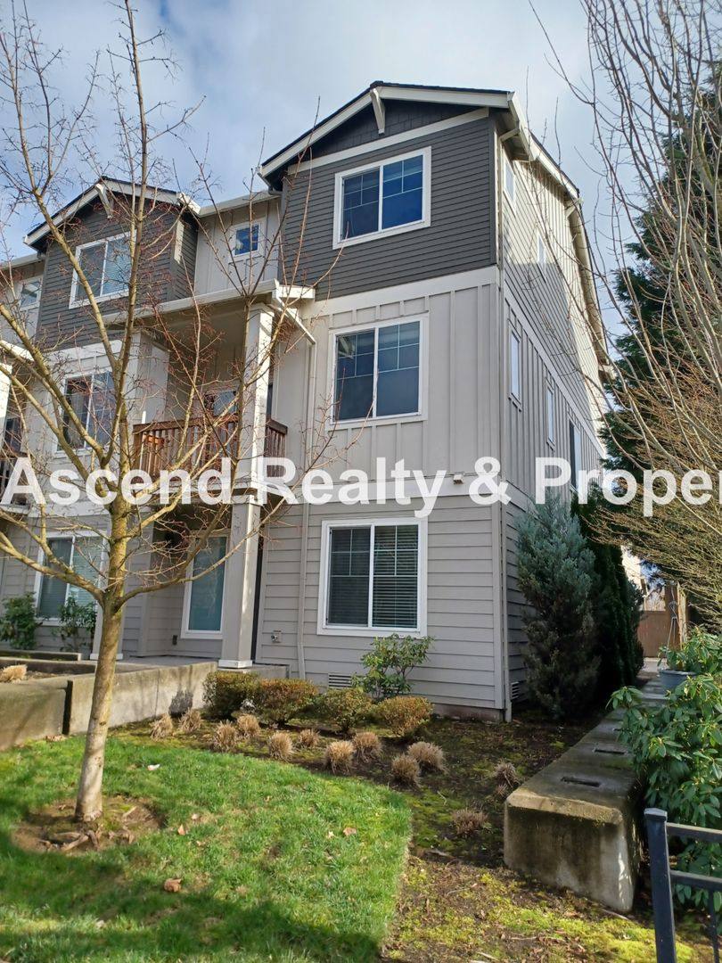 Townhouse for rent at 3156 SE Brookwood Ave, Hillsboro, OR 97123