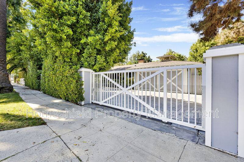 House for rent at 4239 Greenbush Ave, Sherman Oaks, CA 91423