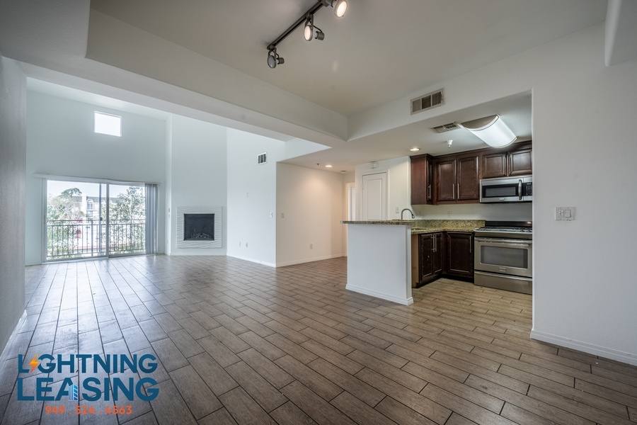 Apartment for rent at 11925 5 3 Kling St #208B, Valley Village, CA 91607
