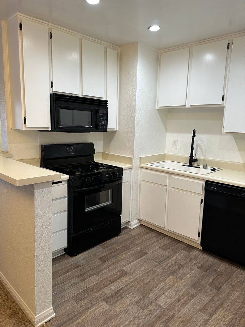 Apartment for rent at 4706 Sepulveda Blvd, Sherman Oaks, CA 91403