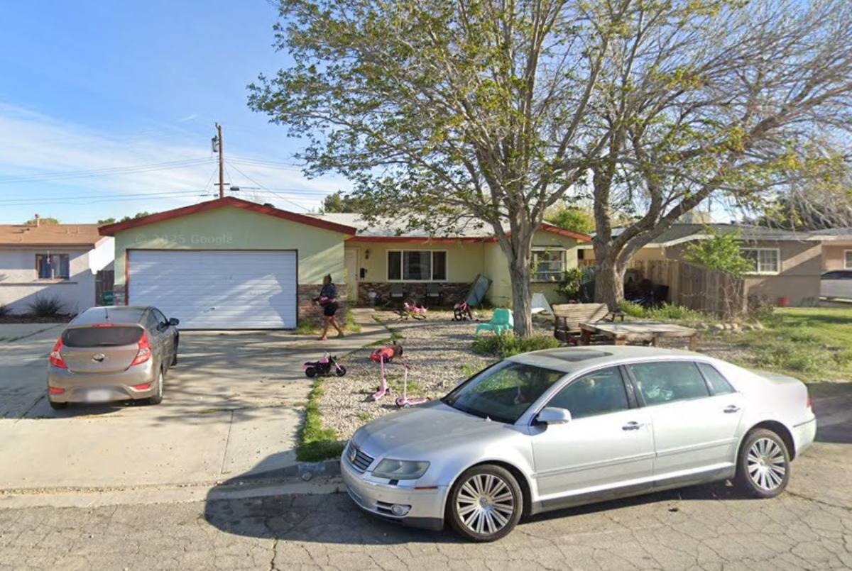 House for rent at 521 E Norberry St, Lancaster, CA 93535