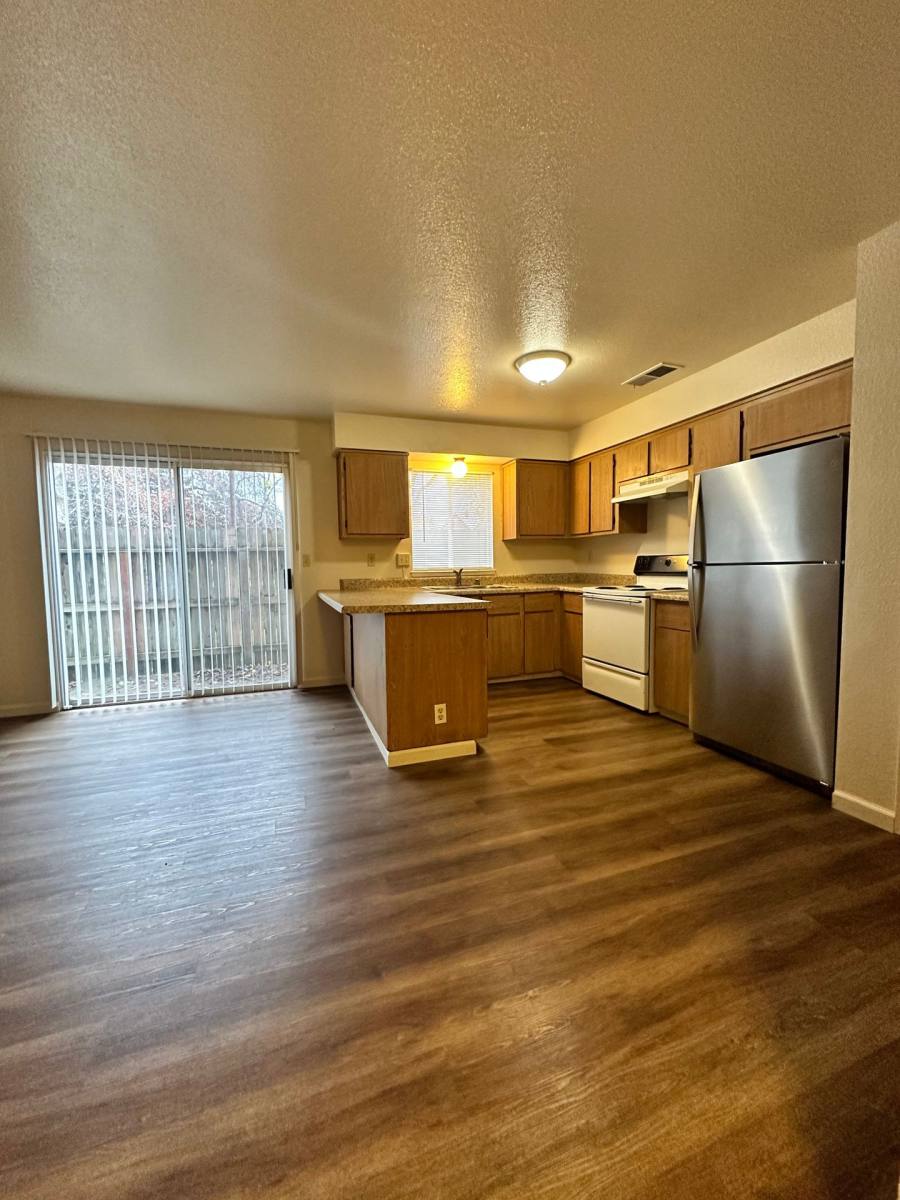 Townhouse for rent at 1011 W 3rd St, Chico, CA 95928