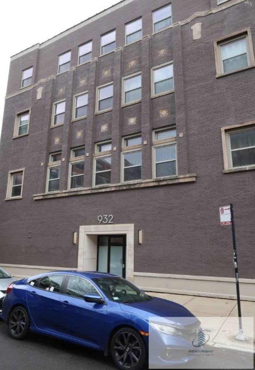 Apartment for rent at 932 W Dakin St, Chicago, IL 60613