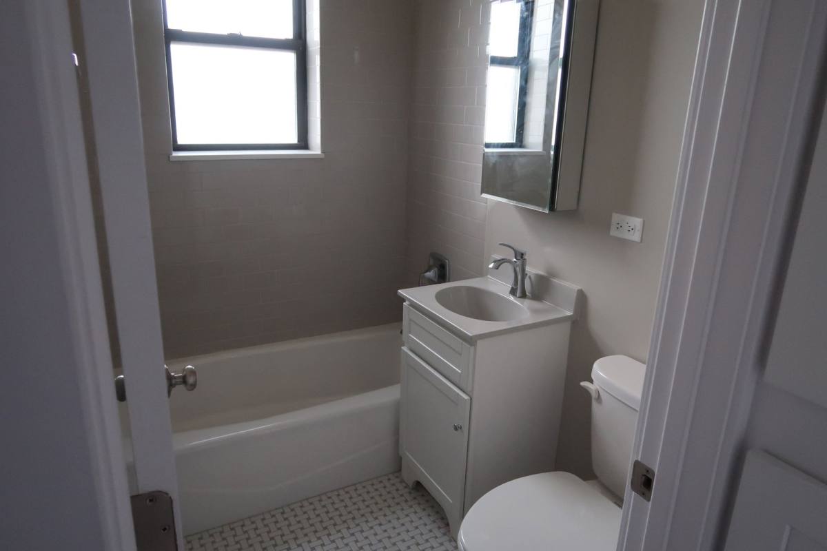 Apartment for rent at 817 W Lakeside Place #705, Chicago, IL 60640