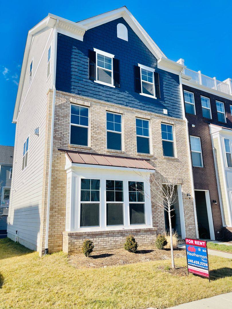 Townhouse for rent at 17788 Osprey Harbor Lane, Dumfries, VA 22026