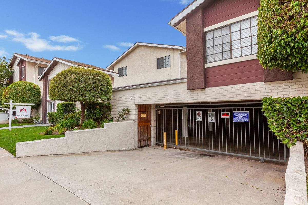 Apartment for rent at 12521 Grevillea Ave, Hawthorne, CA 90250