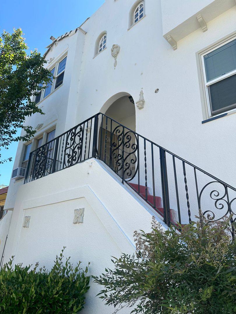Apartment for rent at 1009 E 22nd St, Oakland, CA 94606