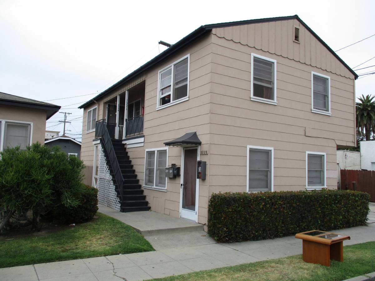 Apartment for rent at 1091-1093 Redondo Ave, Long Beach, CA 90803