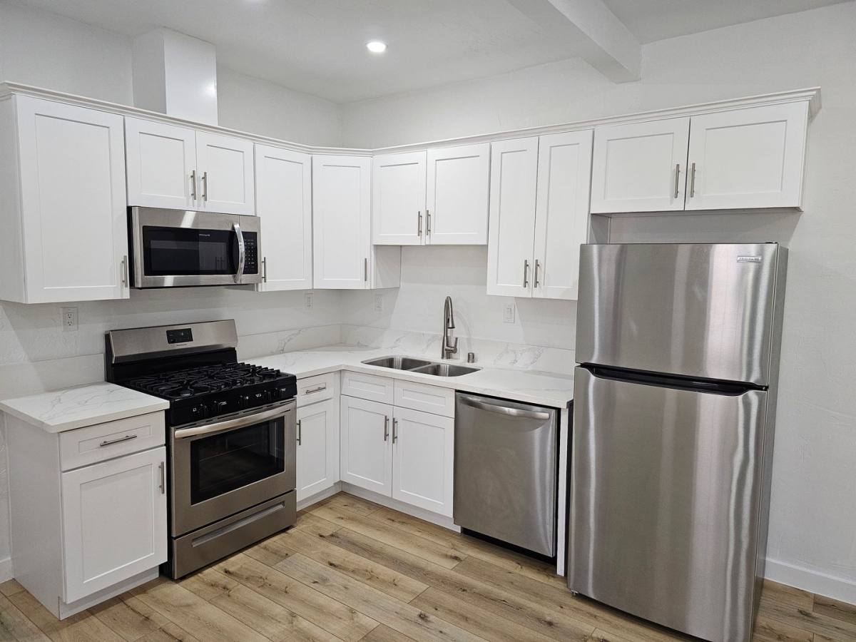 Apartment for rent at 6439 Orange St, Los Angeles, CA 90048