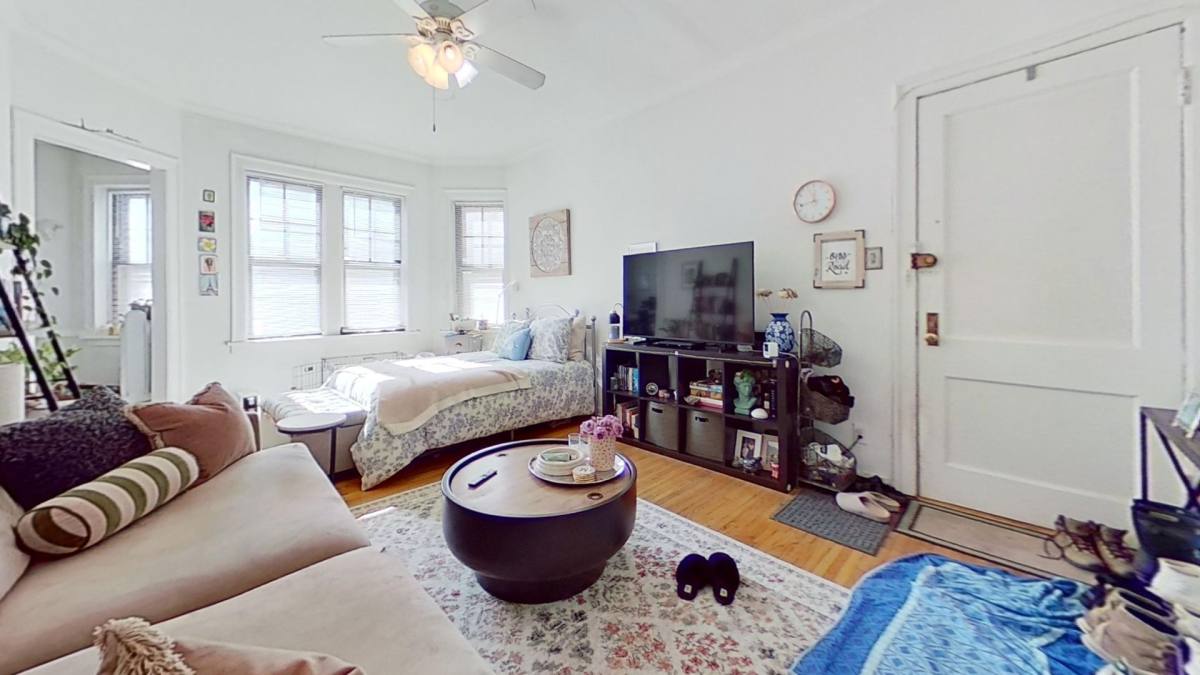 Apartment for rent at 734 W Aldine Ave, Chicago, IL 60657