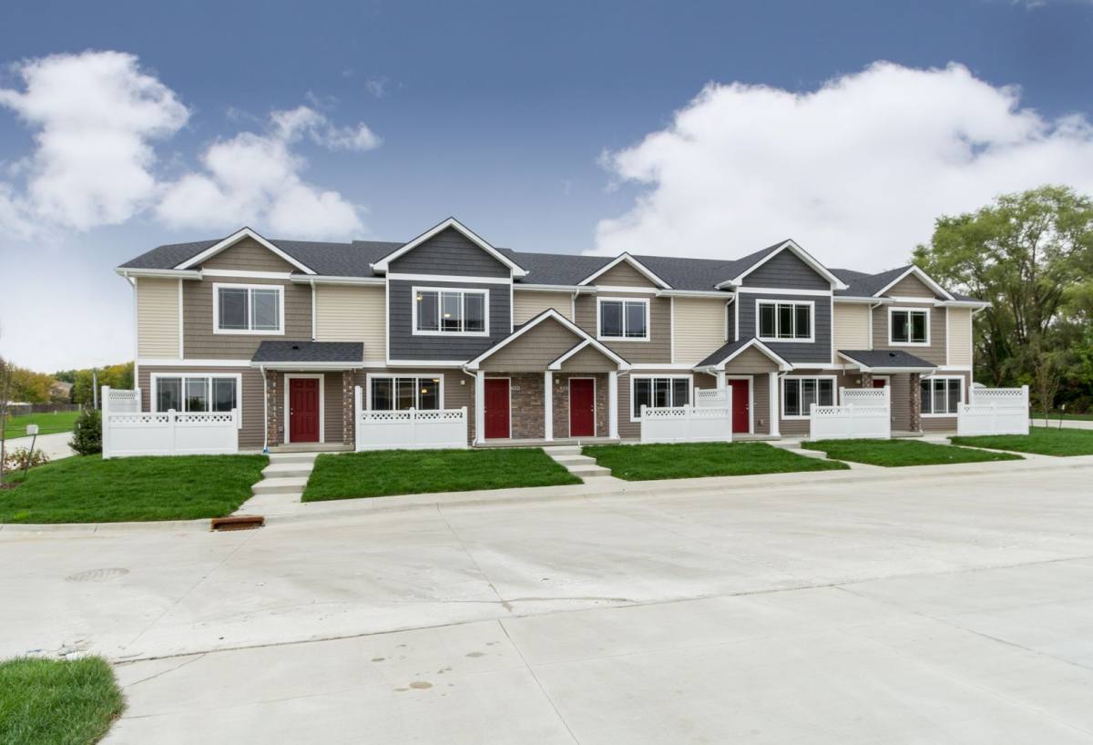 Townhouse for rent at 150 S 26th St, West Des Moines, IA 50265