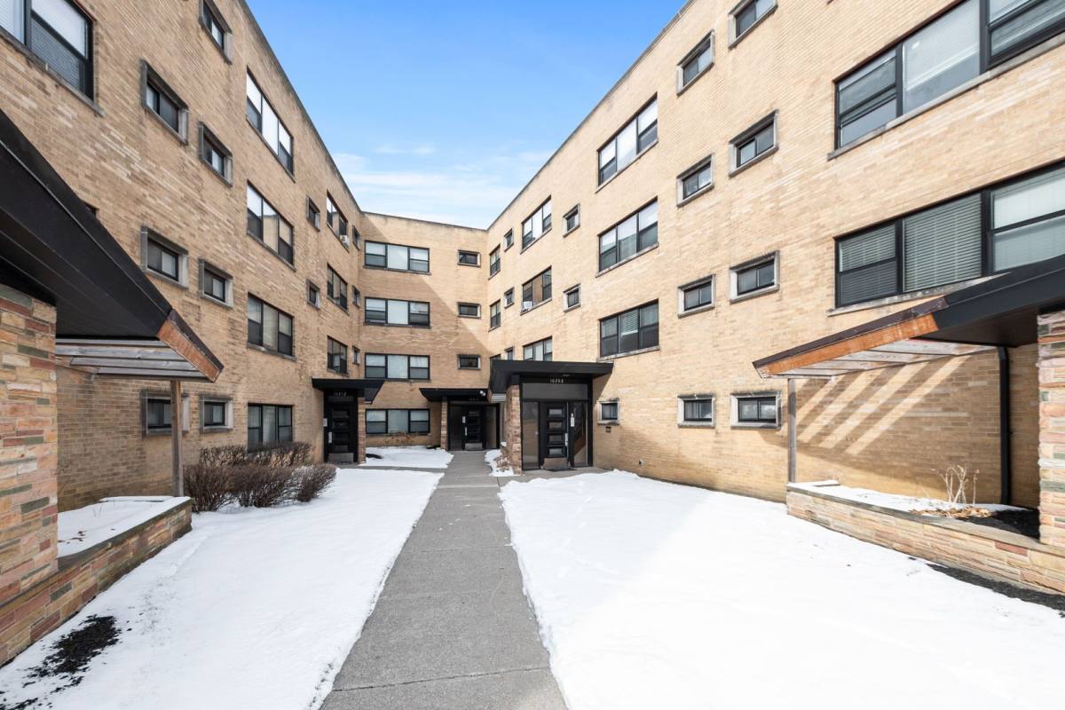 Apartment for rent at 10206-30 S Walden Parkway, Chicago, IL 60643