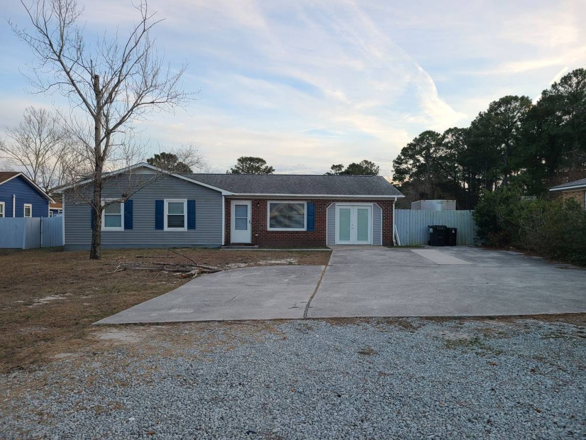 House for rent at 2082 Nc Highway 172, Sneads Ferry, NC 28460