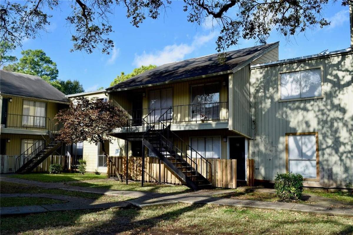 Condo for rent at 5625 Antoine Dr, Houston, TX 77091