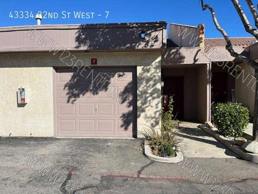 Townhouse for rent at 43334 32nd St W #7, Lancaster, CA 93536