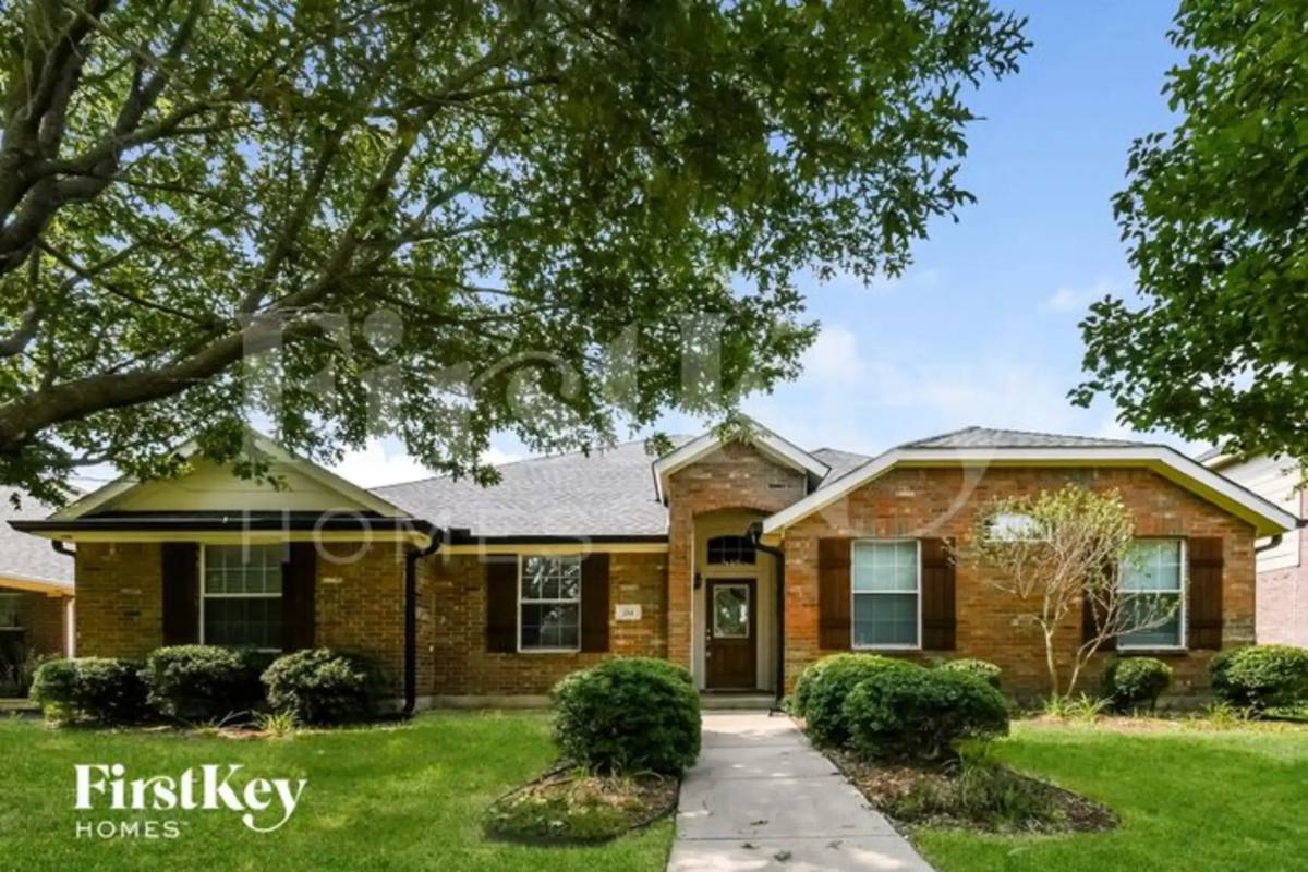 House for rent at 214 Garden Valley Lane, Red Oak, TX 75154