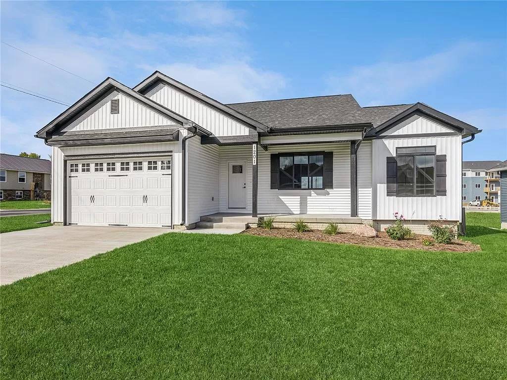 1201 N 18th St, Chariton, IA 50049
