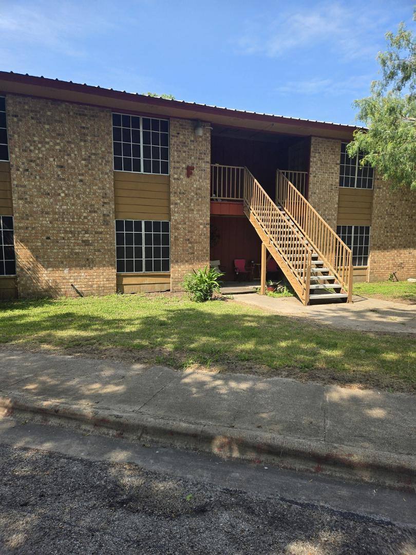 Apartment for rent at 600 E Crockett St, Beeville, TX 78102