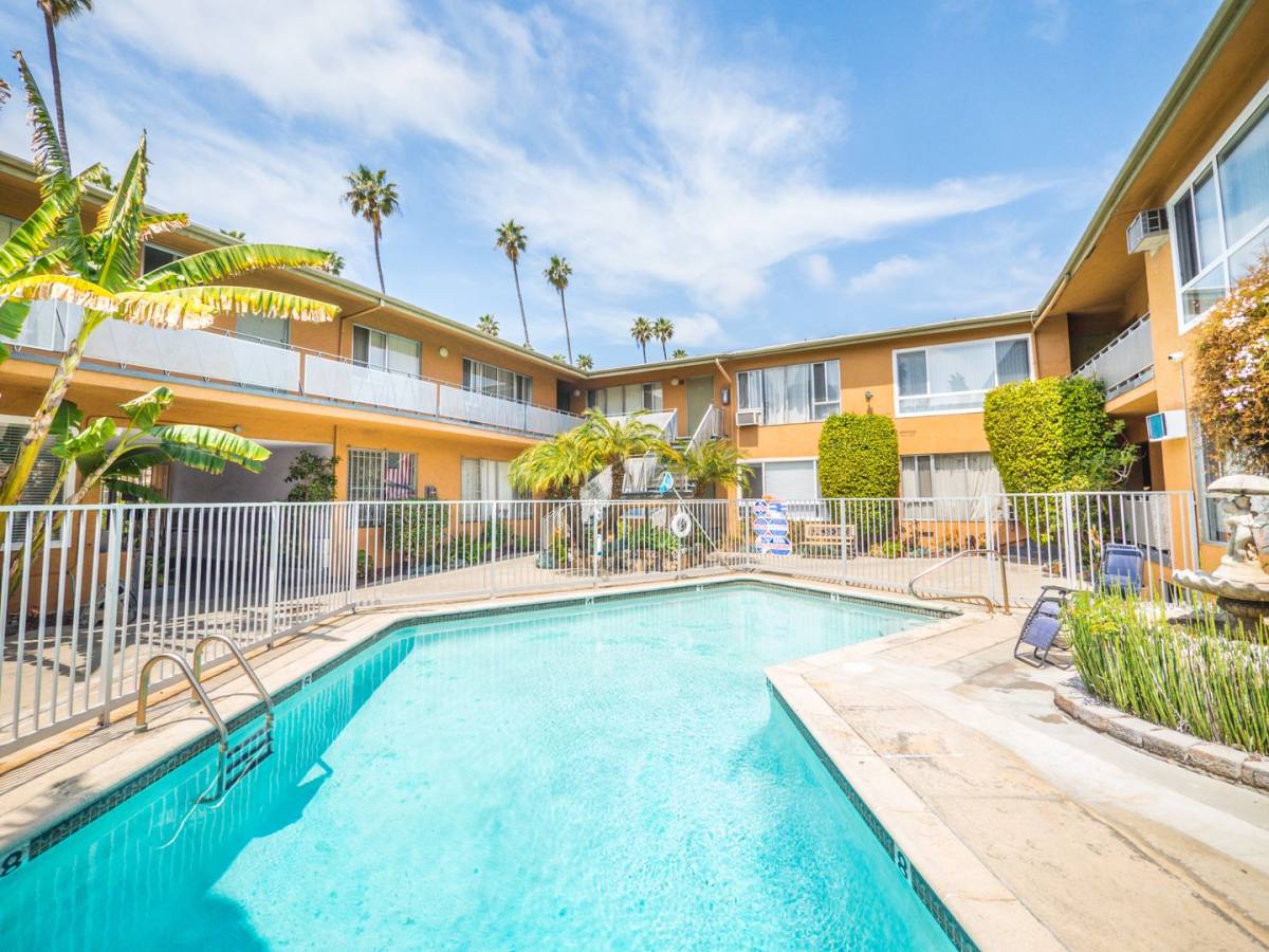 Apartment for rent at 336 Salexandria Ave, Los Angeles, CA 90020