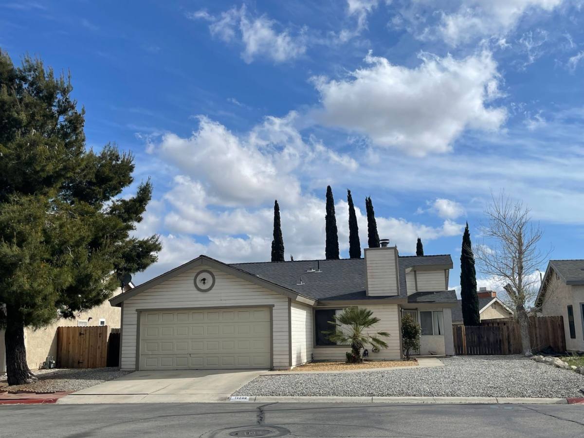 House for rent at 14299 Pinewood Dr, Hesperia, CA 92344