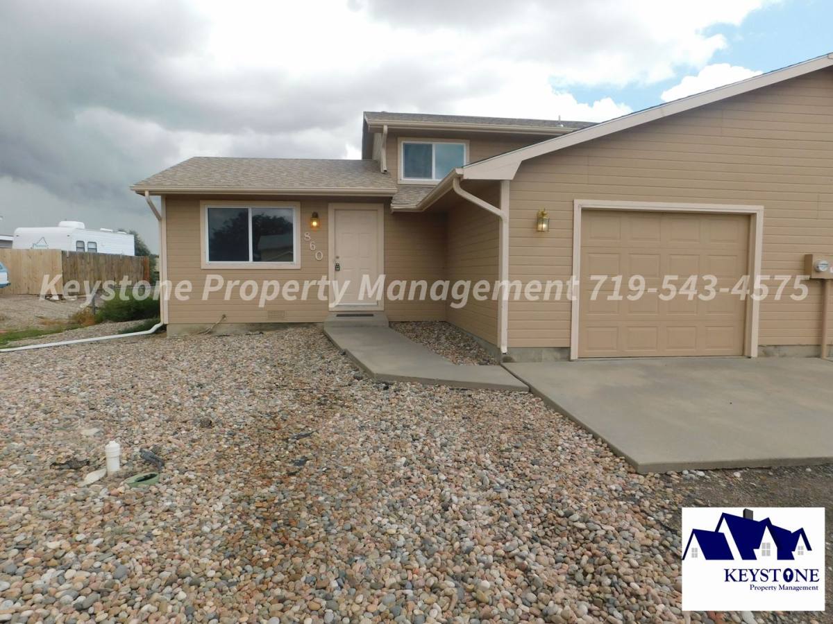 860 S Bellflower Dr, Pueblo, CO 81007