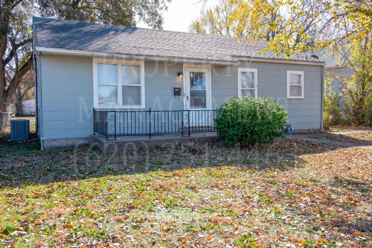 Townhouse for rent at 707 W 1st St, Coffeyville, KS 67337