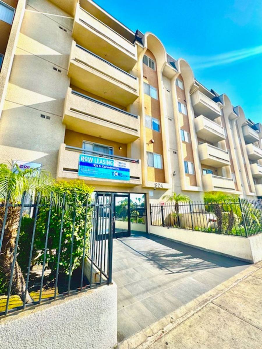 Apartment for rent at 924 S Carondelet St, Los Angeles, CA 90006