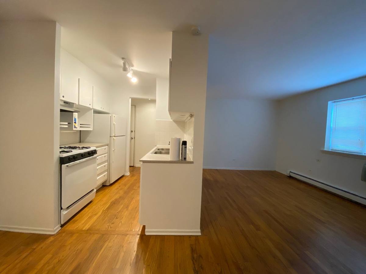 Apartment for rent at 5747 N Winthrop Ave, Chicago, IL 60660