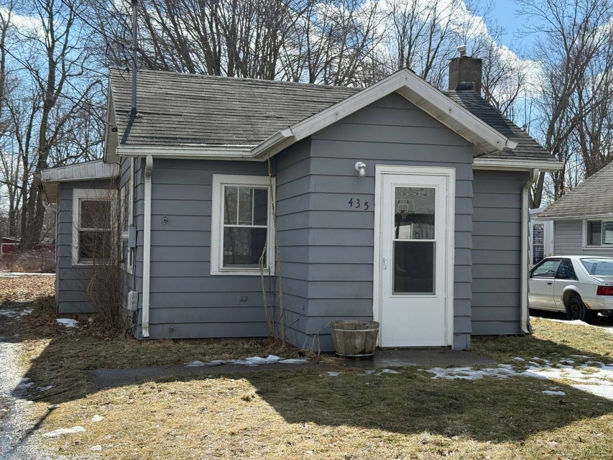House for rent at 435 Broad St, Michigan Center, MI 49254