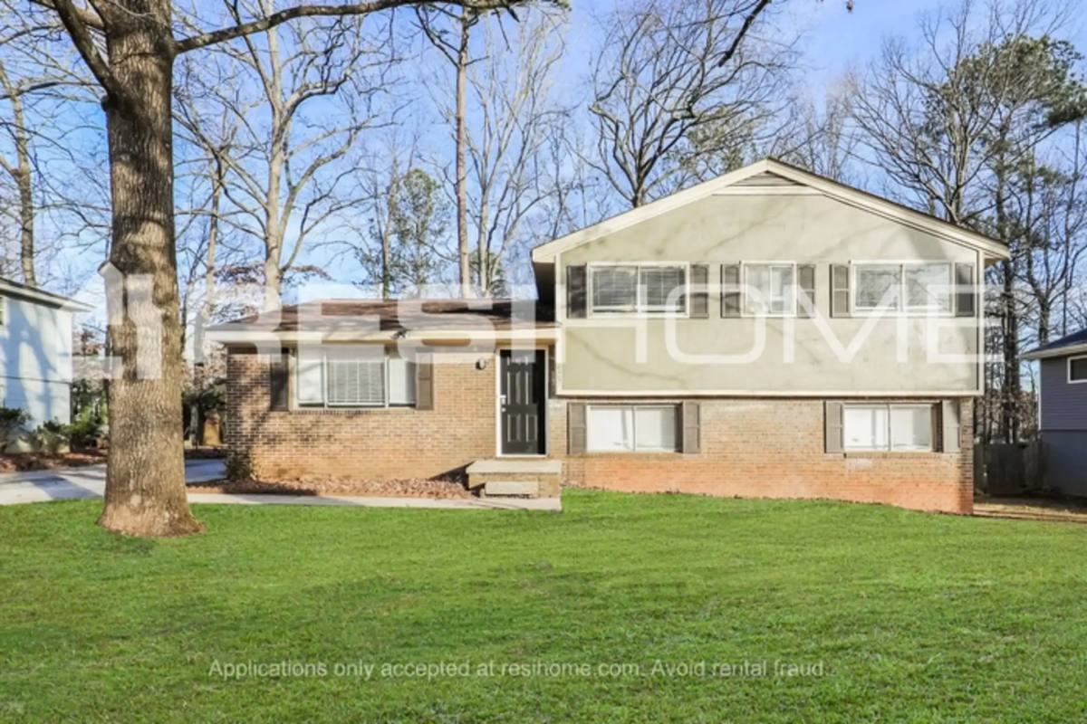 8401 Avalon Dr, Riverdale, GA 30274