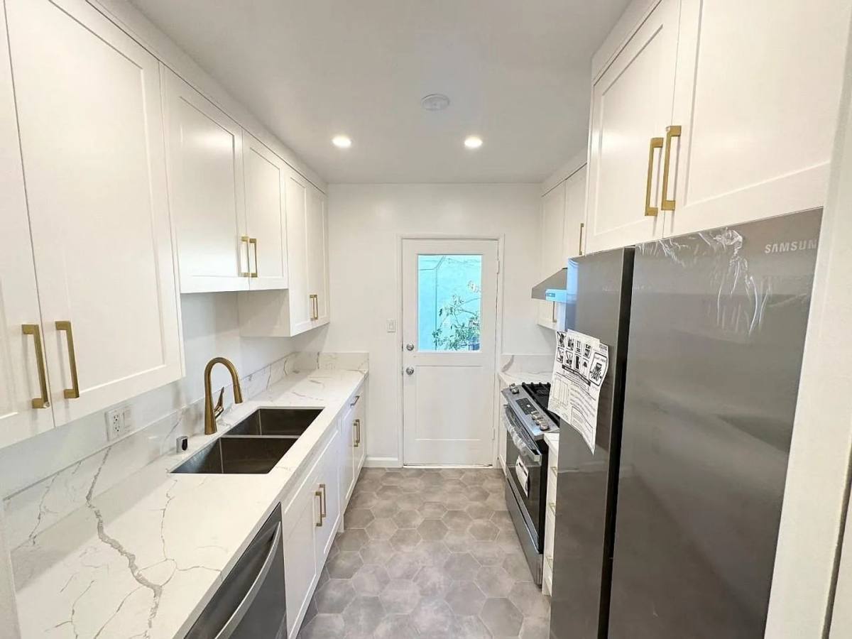 Apartment for rent at 6101-6103 Graciosa Dr, Los Angeles, CA 90068
