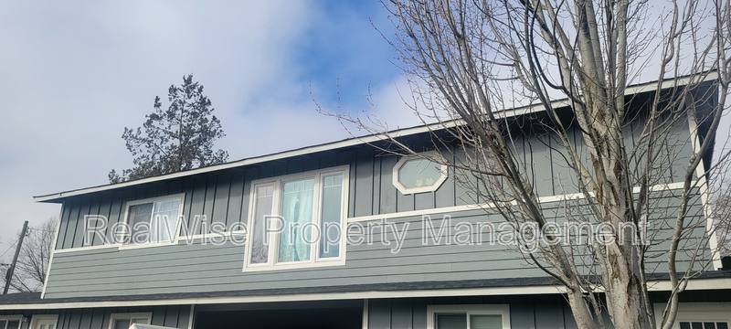 Apartment for rent at 714 SE 9th St, Grants Pass, OR 97526