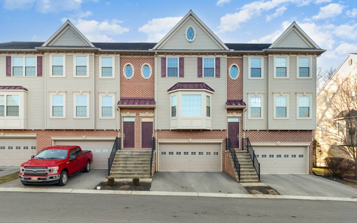 Townhouse for rent at 6350 Creekbend Dr, Mechanicsburg, PA 17050