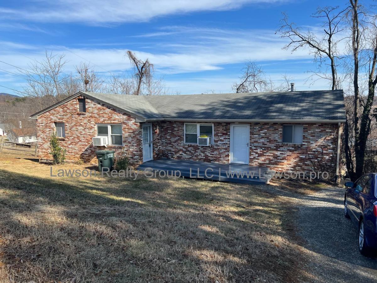 Apartment for rent at 638-640 Tarpley Lane, Salem, VA 24153