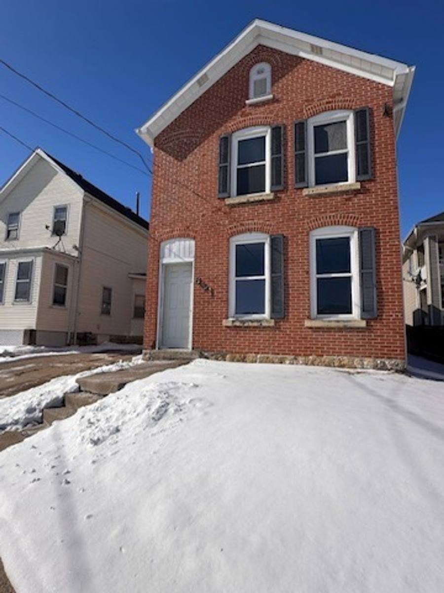 Apartment for rent at 821 W 8th St, Dubuque, IA 52001
